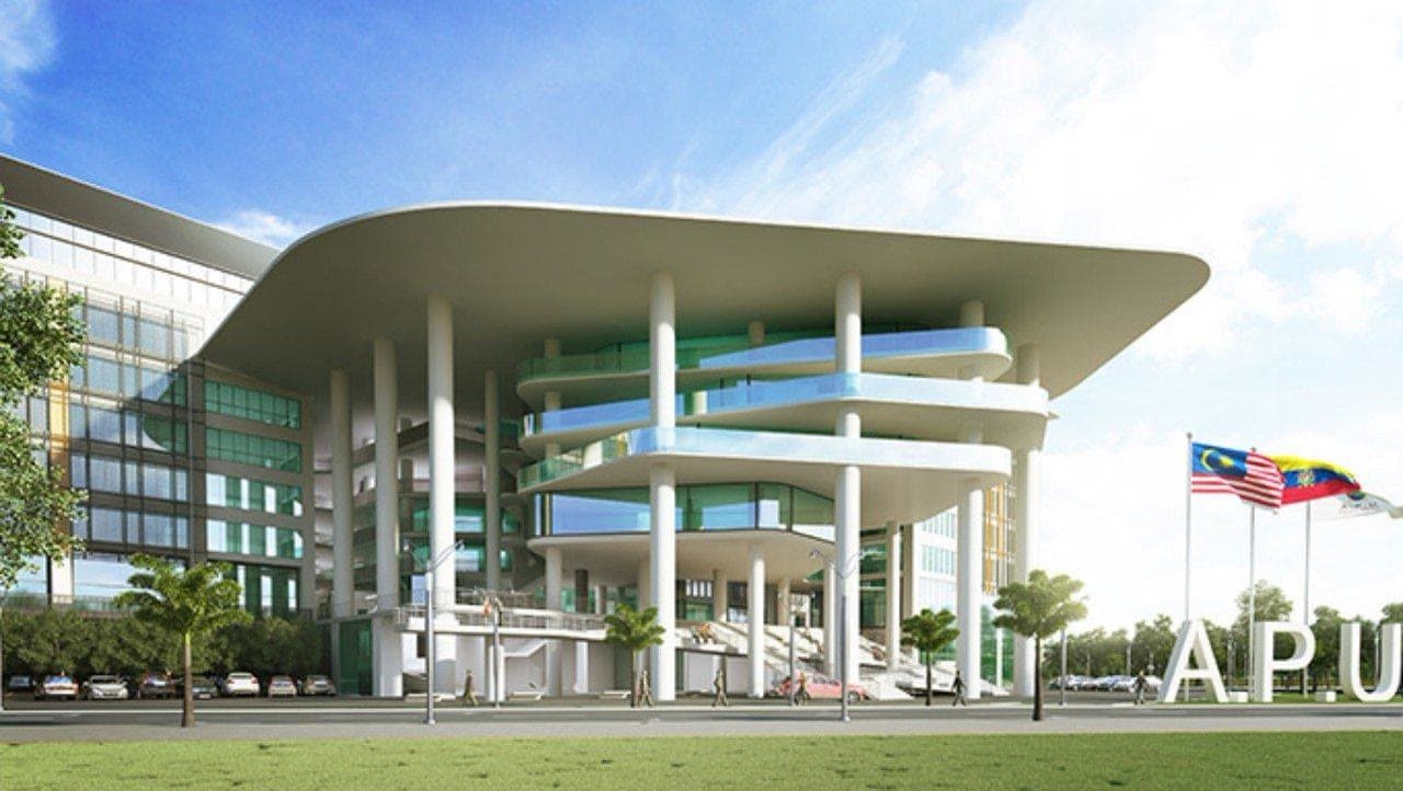 Asia Pacific University of Technology & Innovation — المبنى ذو المظلّة المنحنية، وحروف APU على المسطّح الأخضر