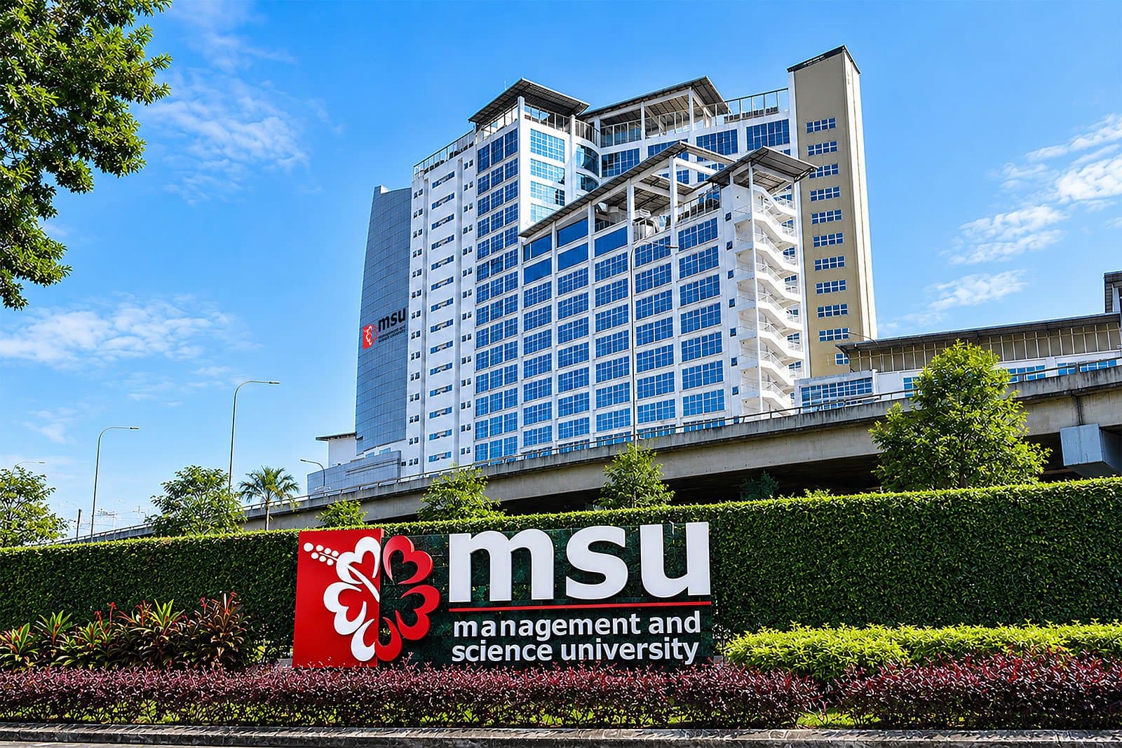 Management & Science University — البرج الرئيسي ولوحة الجامعة