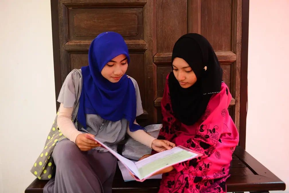 Universiti Malaysia Kelantan — طالبتان تقرآن معًا