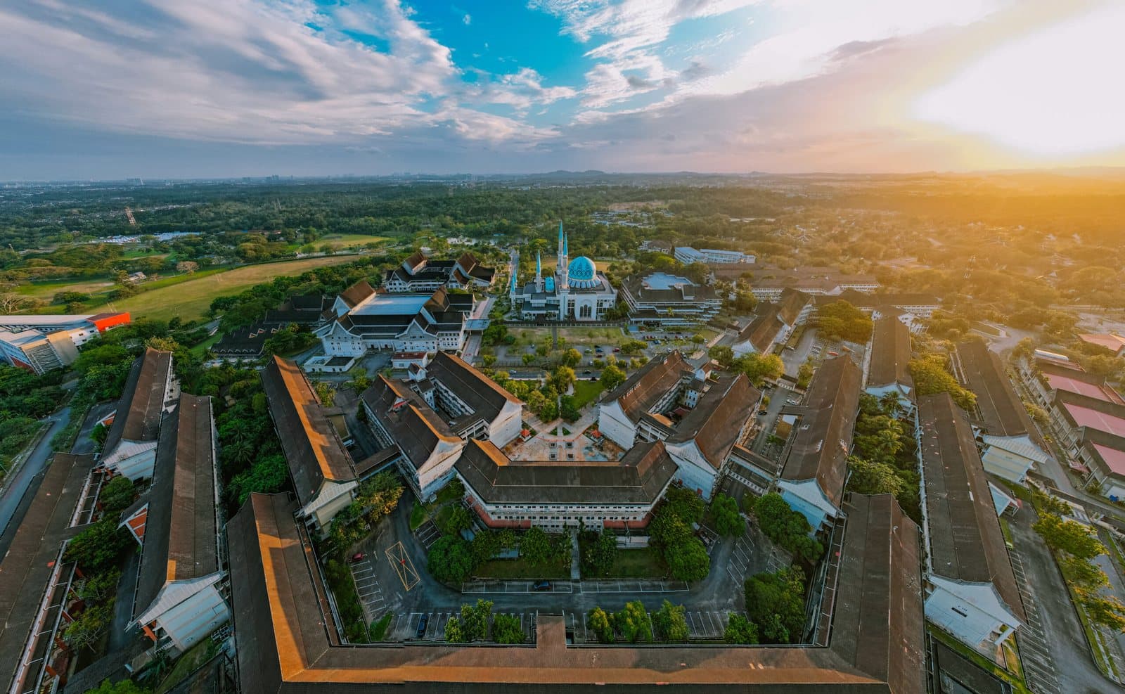 Universiti Teknologi Malaysia — الحرم من الأعلى عند الغروب
