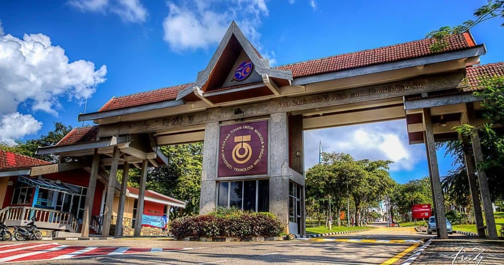 Universiti Teknologi Malaysia — البوابة بسقفها التقليدي