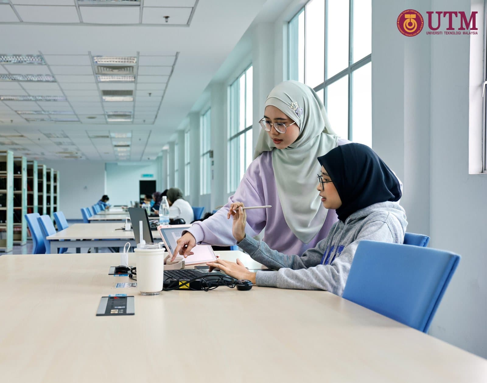 Universiti Teknologi Malaysia — طالبتان في مختبر المجاهر