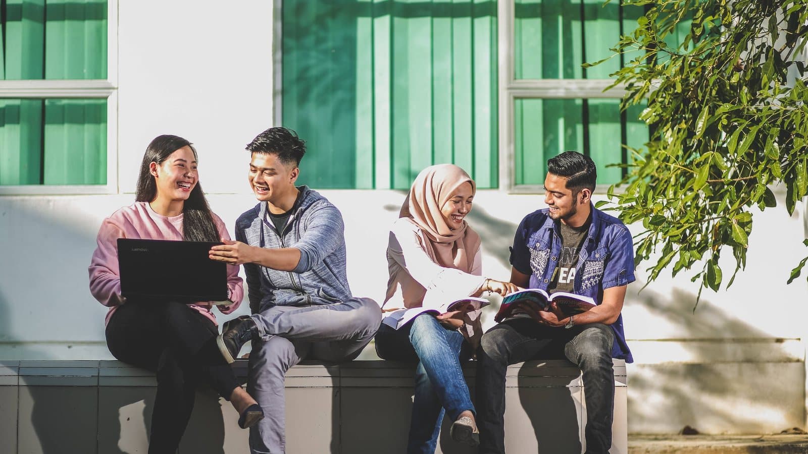 Universiti Utara Malaysia — طلاب يذاكرون في الخارج